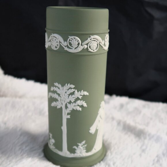Marked Wedgwood England 8 Jasperware Spill Vase in Sage Green with White Relief - Picture 7 of 10